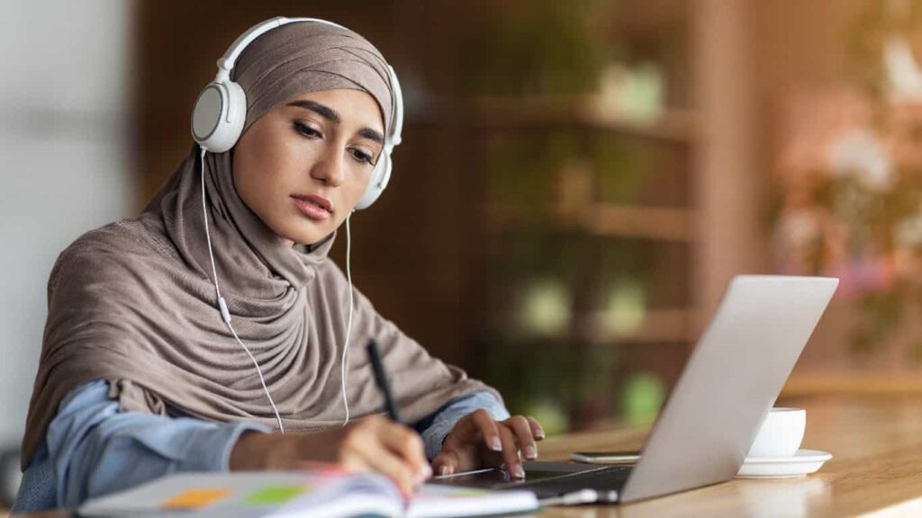 Women in Hijab online learning
